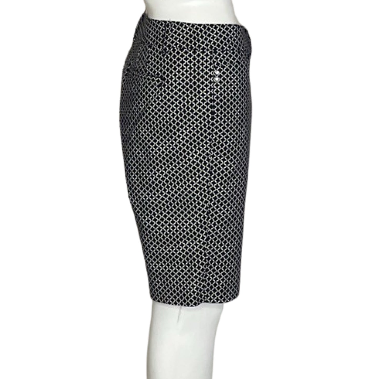 Short WhiteHouse/BlackMarket Estampado
Negro-Talla 8