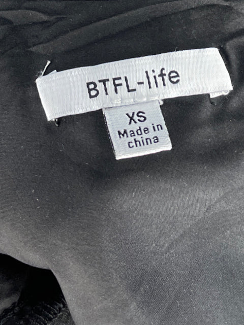 Blusa BTFL-Life One Shoulder Flores Negro - Talla XS