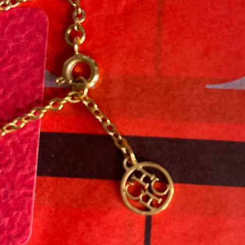 * Pulsera Carolina Herrera Flor Perla Dorado.