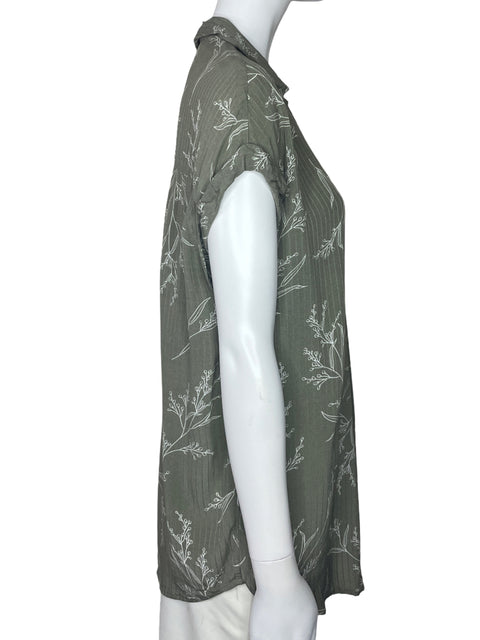 Blusa RW & Co. Cuello V Hojas Verde-Talla M