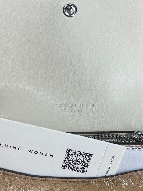 * Card Case Tory Burch Emerson Crinkle Metalizado
Plateado-Talla XS.