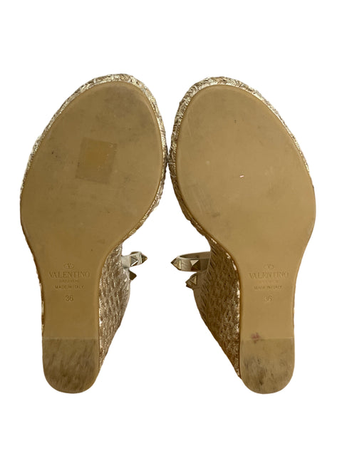 * Calzado Valentino Culas Rockstud Grainy
  Calfskin Wedge Beige-Talla 36