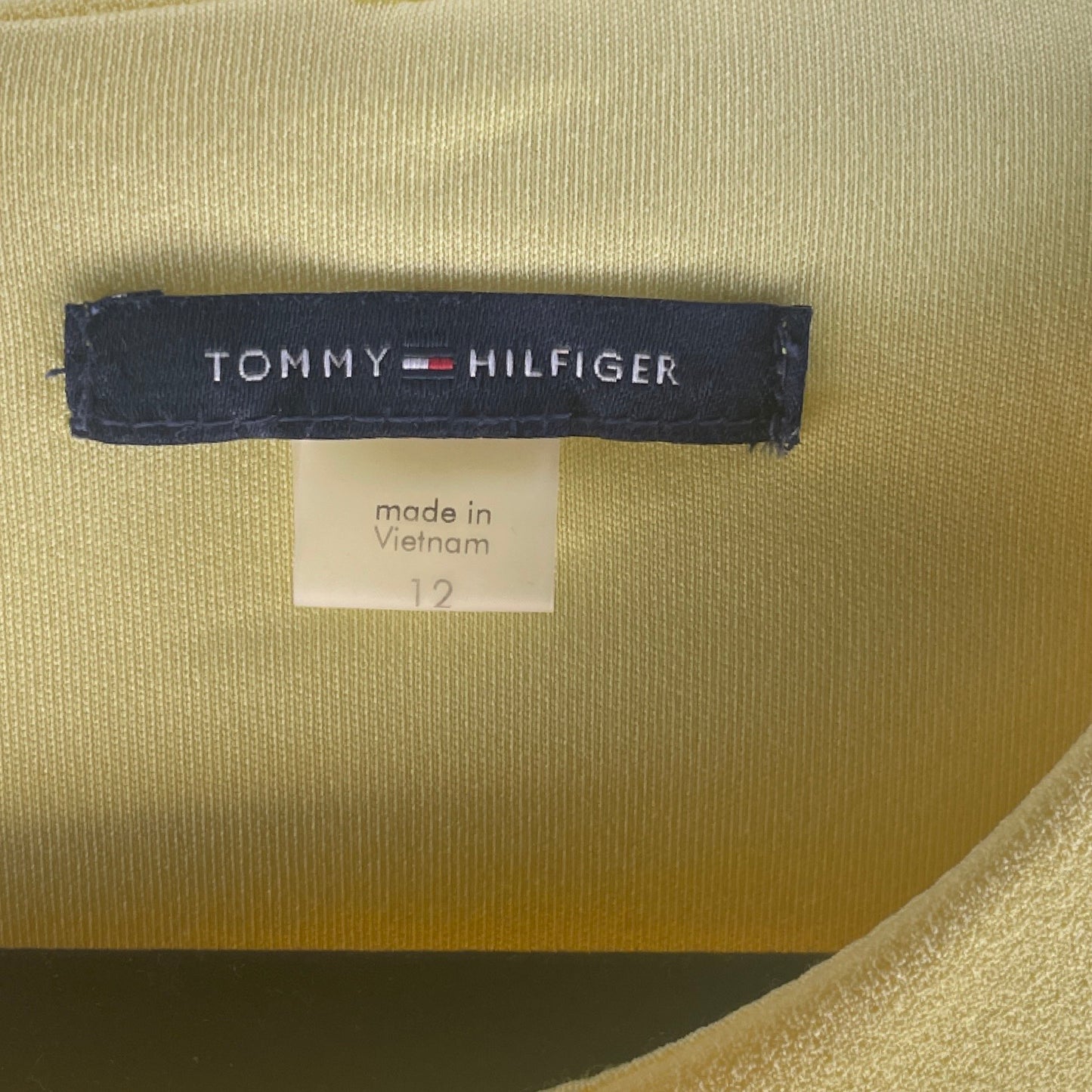 Vestido Tommy Hilfiger Bolsillos Frontales 
Amarillo-Talla 12