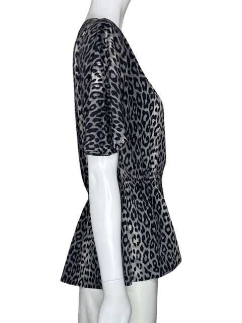 Blusa BCBG Animal Print Cuello V Gris-Talla M