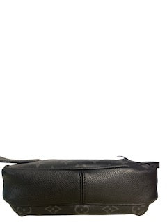 * Bolso Cangurera Louis Vuitton Monograma Eclipse Negro