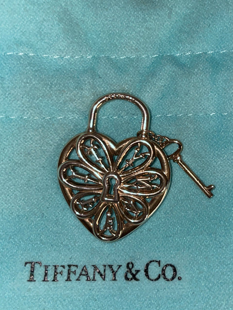 Dije Tiffany & Co. Corazón Y Llave Filigrana Plateado - Talla U