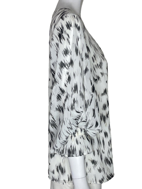 Blusa Vince Camuto Cuello v Estampado Negro - Talla S