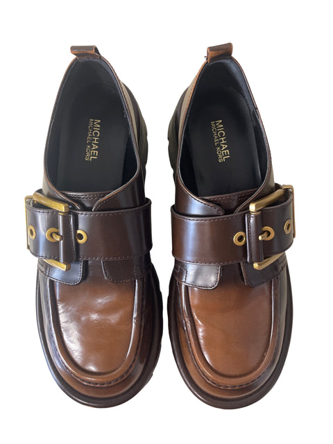 Zapato Michael Kors Hebilla Punta cerrada Marrón - Talla 7