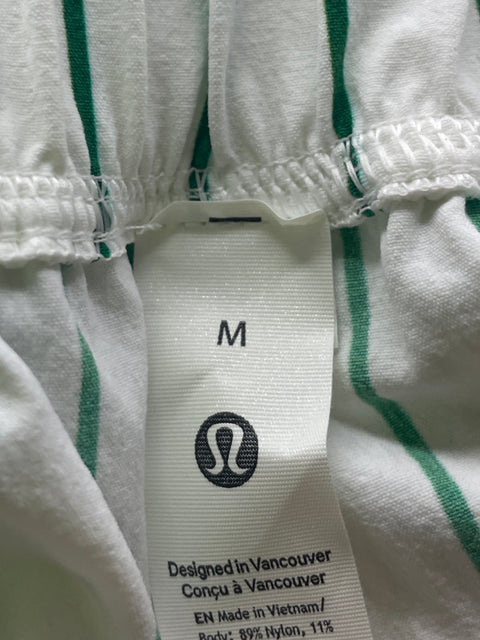 Short Lululemon Midi Bolsillo Rayas Verde - Talla M